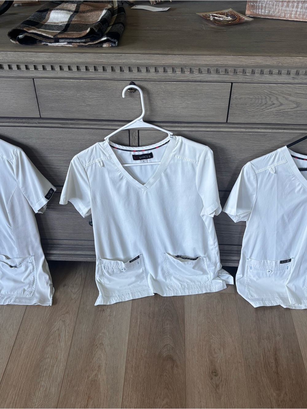 3 koi Basics Women's White V-Neck Scrub Top - Picture 3 of 3